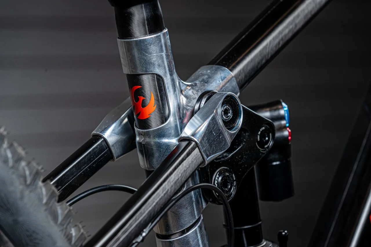Realizzazione del prototipo di bici da downhill Pivot Phoenix DW6 in Arizona