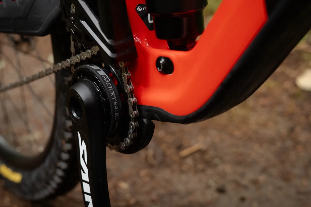 Dettagli della bici Pivot Phoenix Downhill in natura