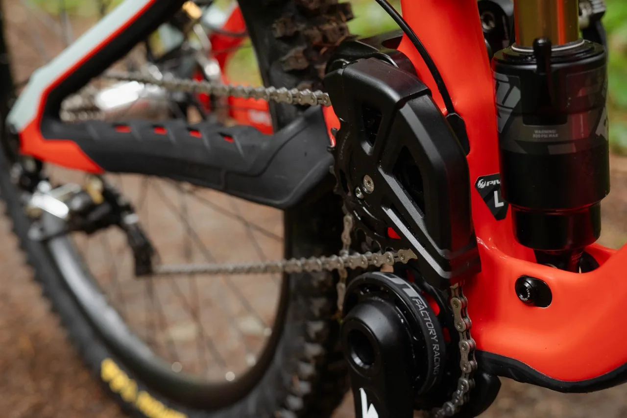 Dettagli della bici Pivot Phoenix Downhill in natura