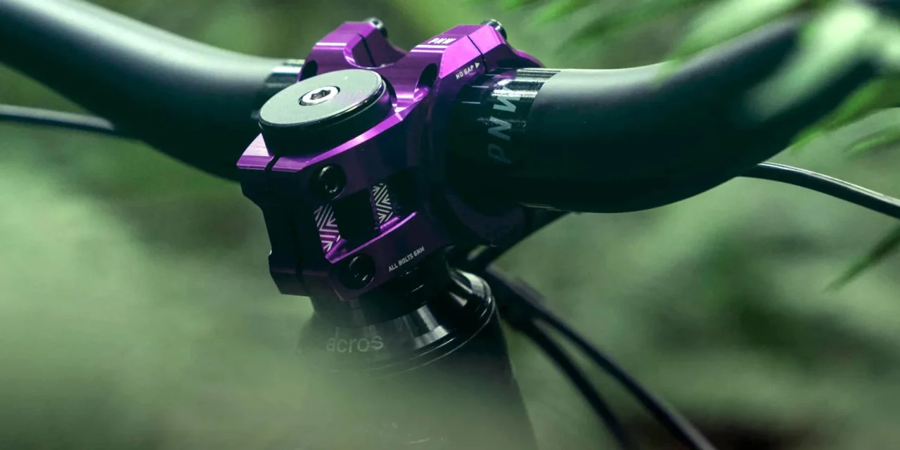 Gli steli colorati in terriccio lavorati a CNC di PNW completano con stile l’abitacolo della bici all-mountain