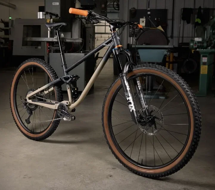 Trek prende in giro una bici a sospensione completa in acciaio, ma la produzione potrebbe essere un sogno irrealizzabile