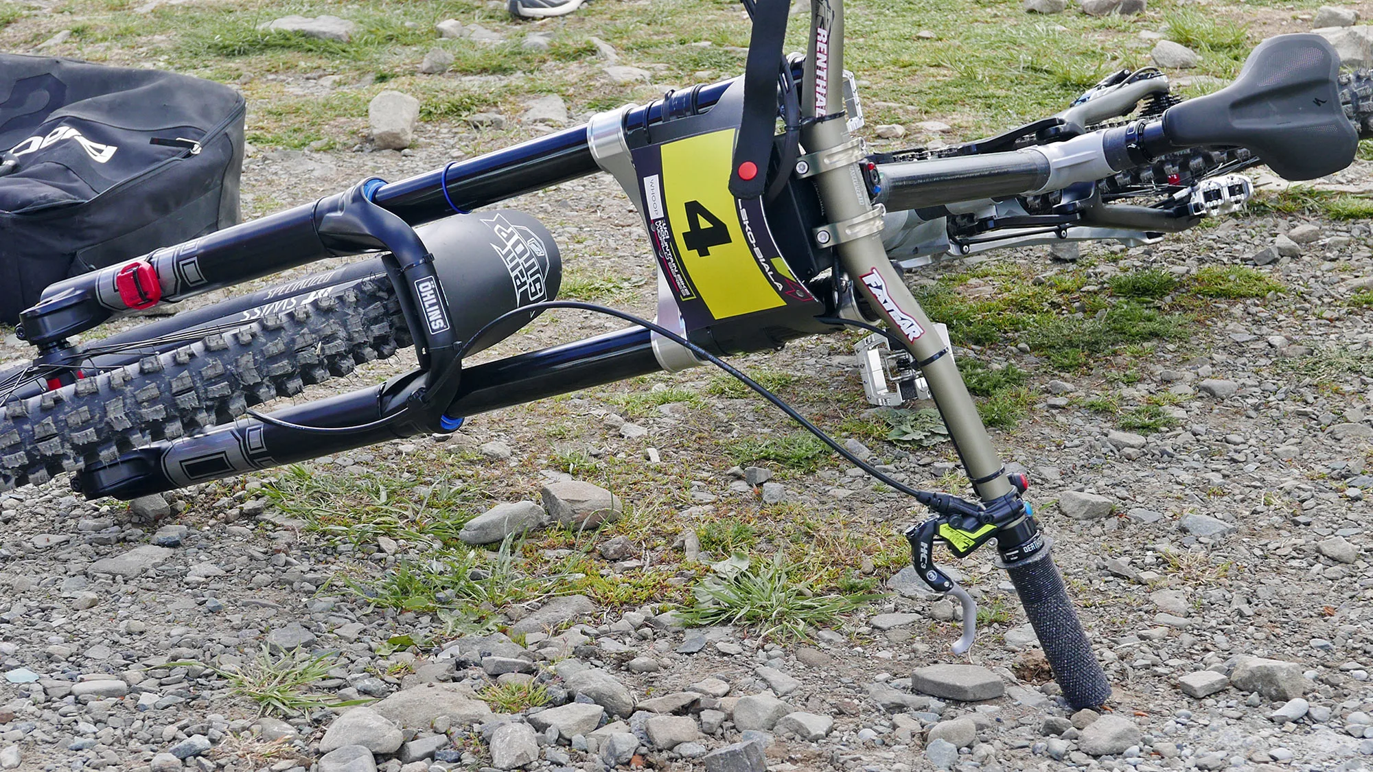 Prototipo di bici DH demo specializzata con prototipi di sospensione Ohlin controllati elettronicamente, un DH38 con morsetti leggeri e quel colorato videogioco a telecomando e 3 colorati LED