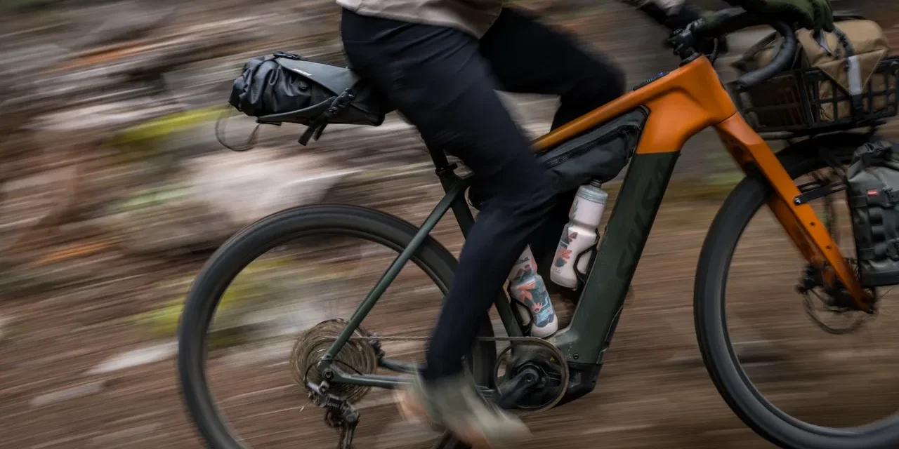 Salsa Cycles alimenta il carbonio tributario 1.1 Adventure Gravel Ebike