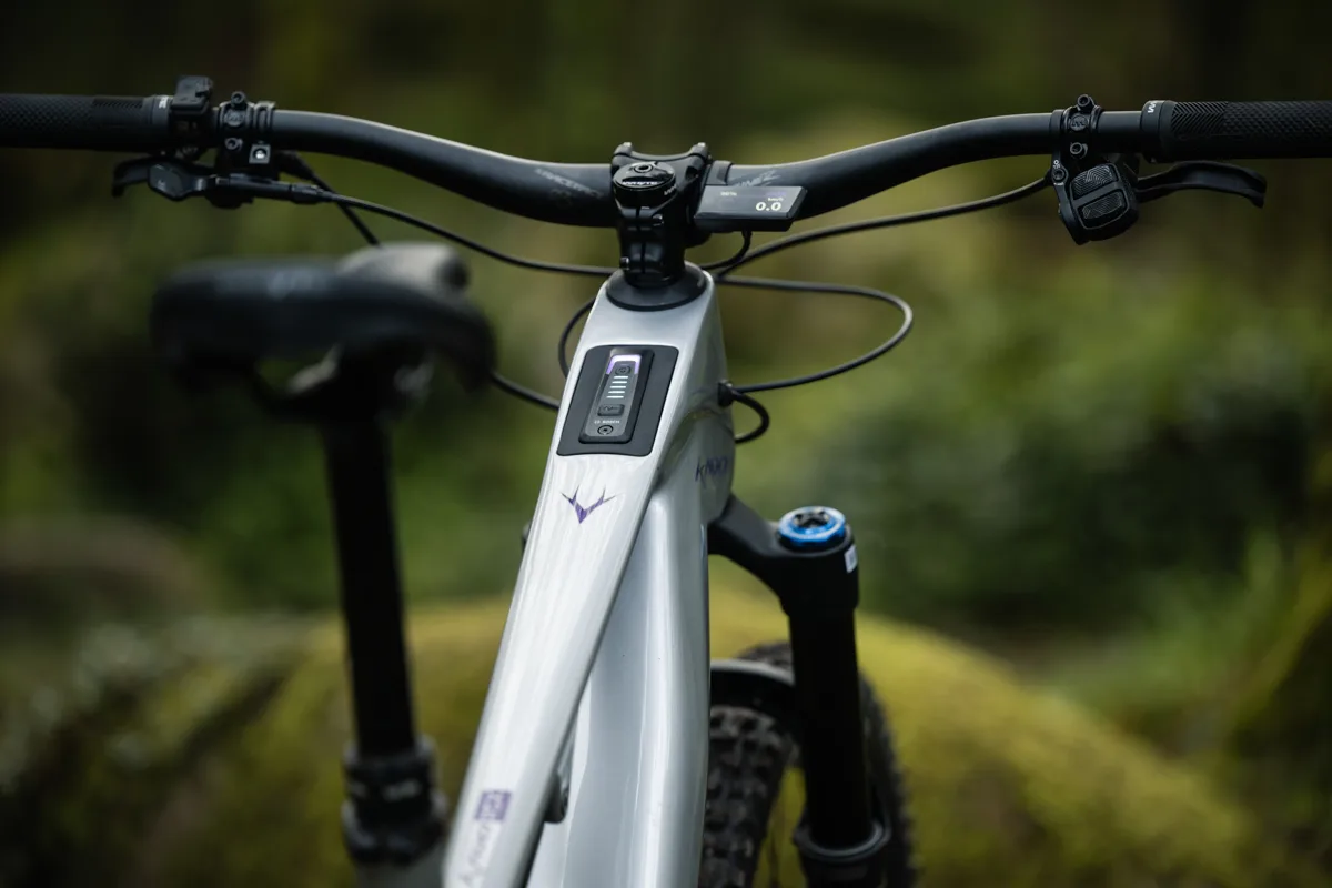 Whyte Bikes Kado EMTB, tubo superiore e unità di visualizzazione