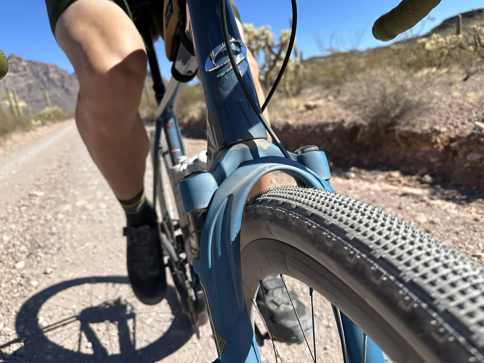 Rider su una bici di ghiaia con MRP Baxter Fork nel deserto.