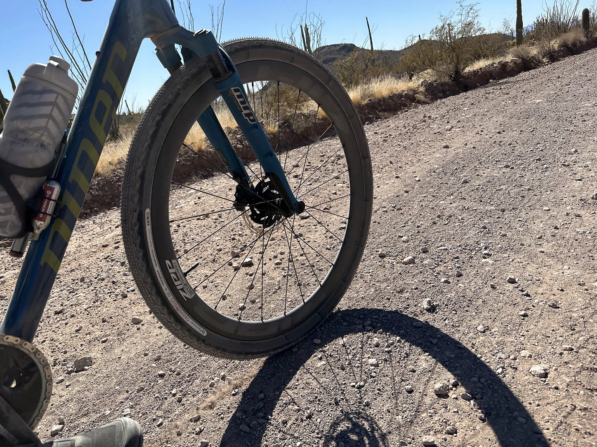 Rider su una bici di ghiaia con MRP Baxter Fork nel deserto.