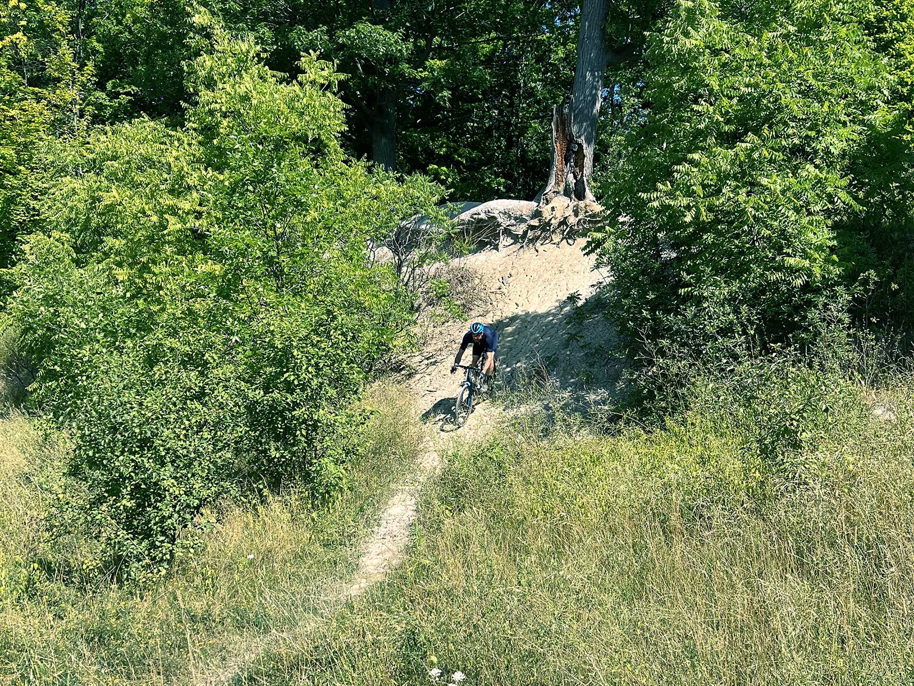 Rider su una bici di ghiaia con MRP Baxter Fork nella foresta.