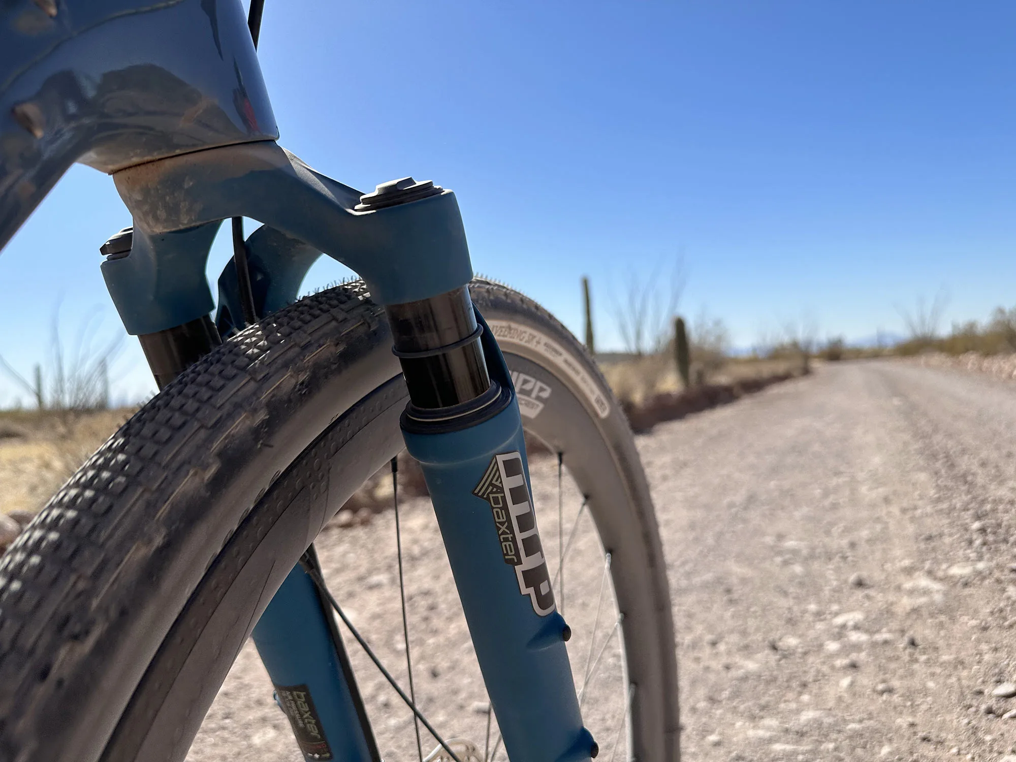 Rider su una bici di ghiaia con MRP Baxter Fork nel deserto.