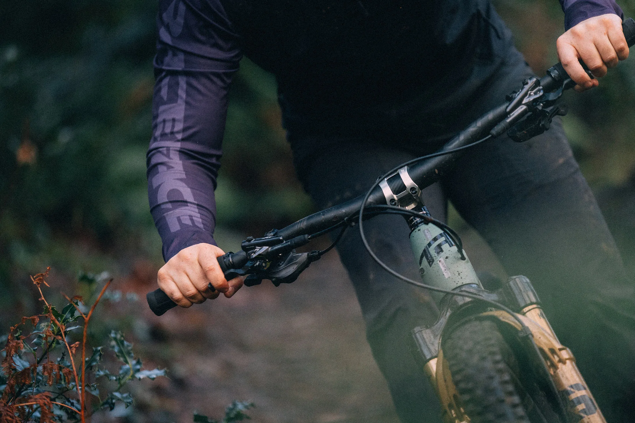 Race Face Turbine Stelo SL mostrato su una mountain bike che veniva cavalcato.