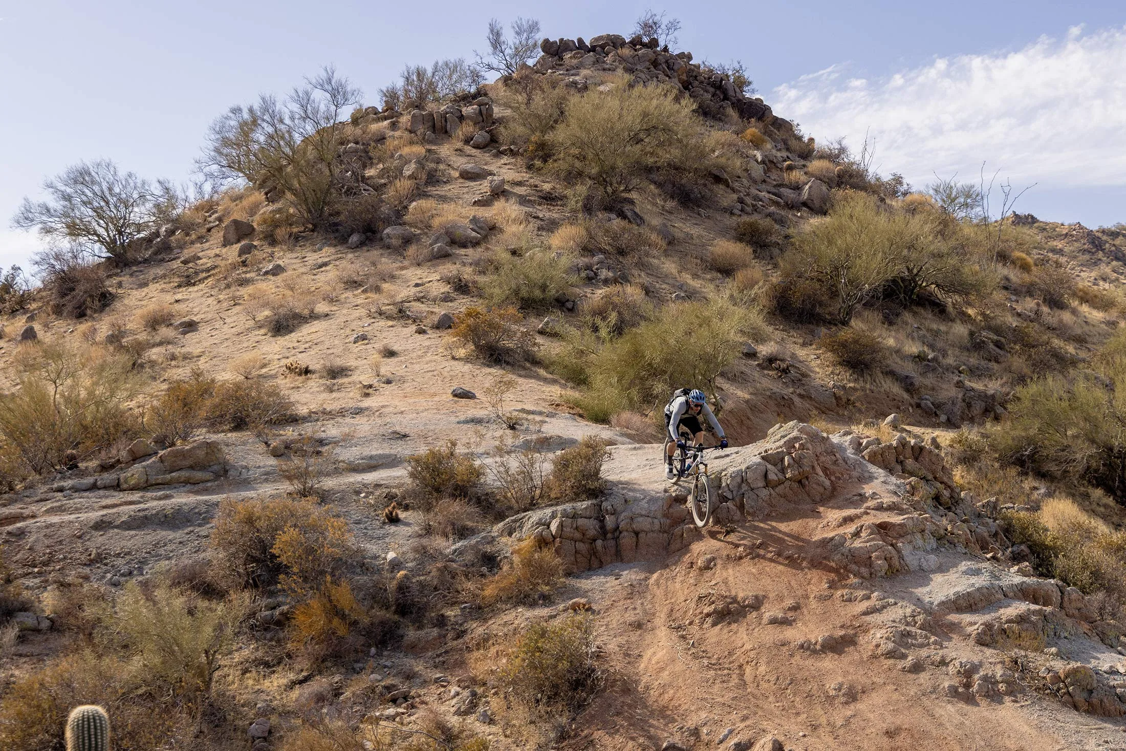 Tyler che cavalca il nuovo gambo della turbina a faccia da corsa su una pista di mountain bike desertica.