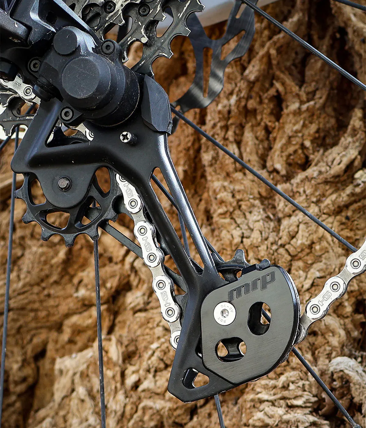 La protezione della gabbia MRP protegge i deralleurs MTB a 12 velocità Shimano, XT M8100