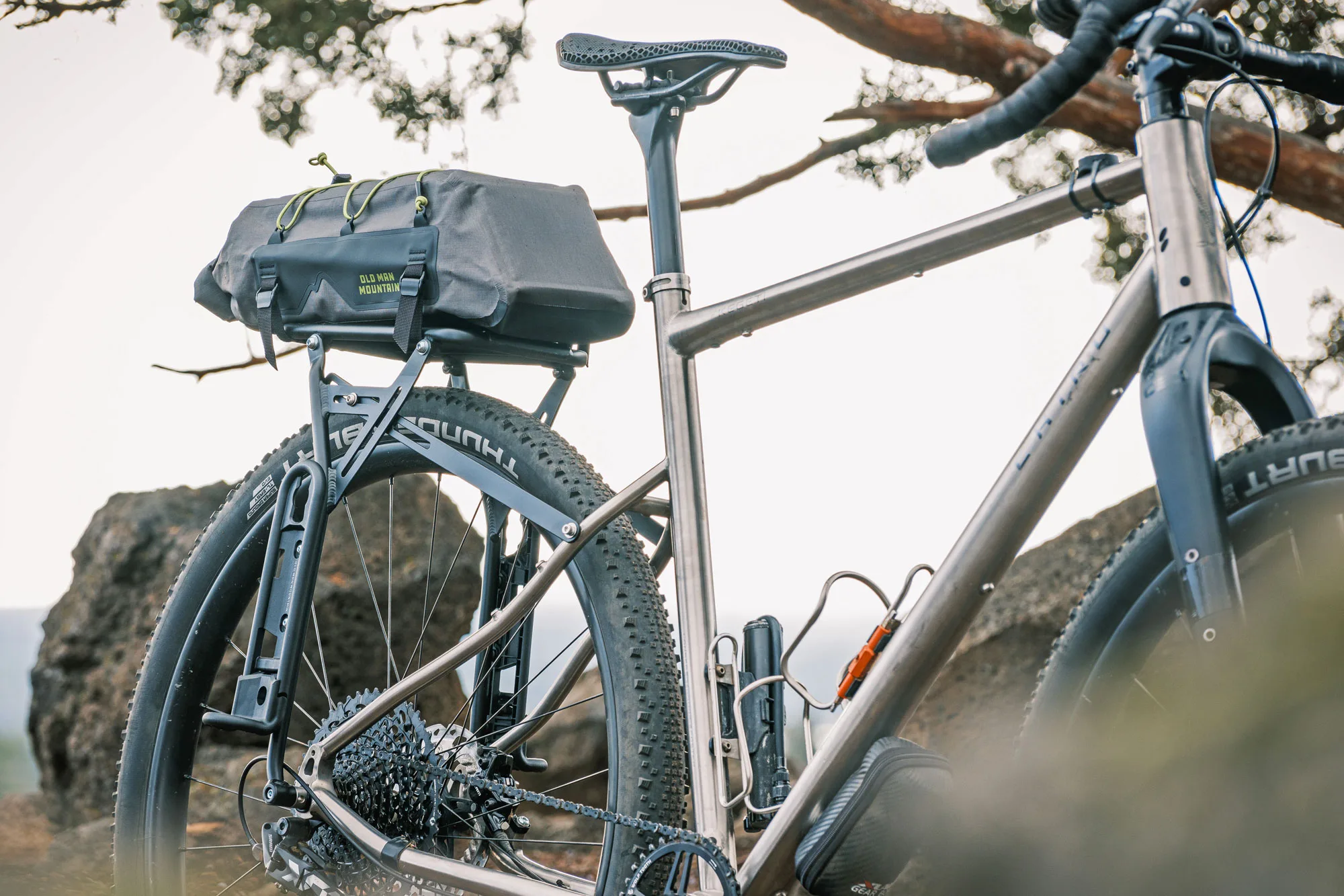 Old Man Mountain Flip Gages e Hemlock & Atlas Bikepacking Borse su una bici da ghiaia di Chiru Adventure