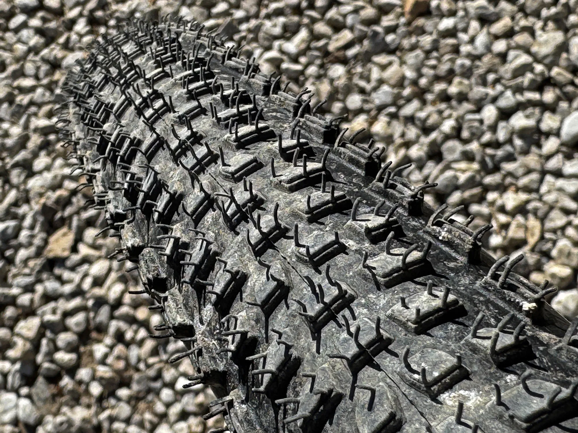 Continental Terra Adventure Recensione delle pneumatici per pneumatici per bici di ghiaia aggressiva, dettaglio del battistrada ispirato a MTB