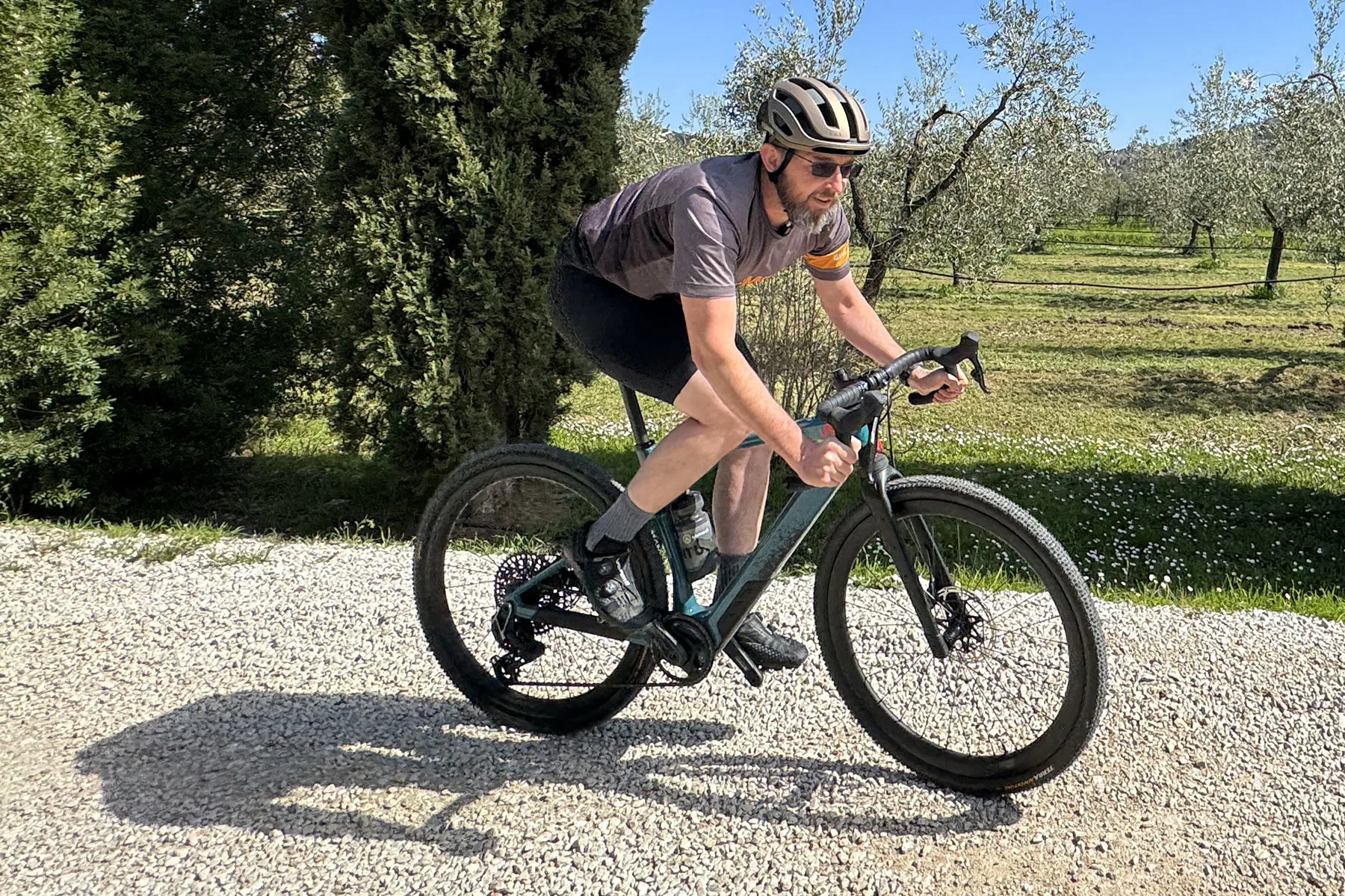 Continental Terra Adventure Nuova aggressiva revisione delle gomme per pneumatici per bici di ghiaia, cavalcando strade di ghiaia bianca in toscana